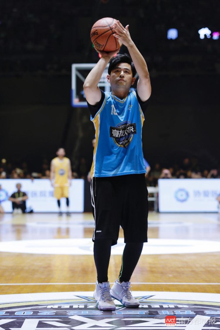 由于明星赛参赛队员既有职业球员,也有包括周杰伦,萧敬腾这样的演艺圈