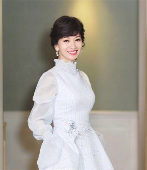 张国立邓婕合体录制节目,62岁的邓婕年轻水嫩到不像话!