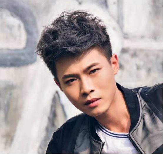 没背景没资源,许华升却年入过亿,他到底有什么地方吸引网友?