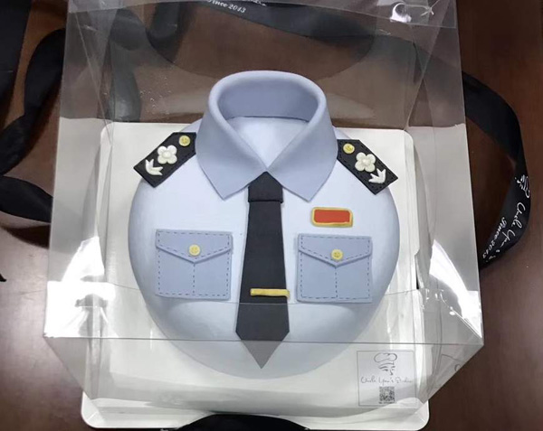 松江民警获奇礼 "警服"蛋糕传佳话