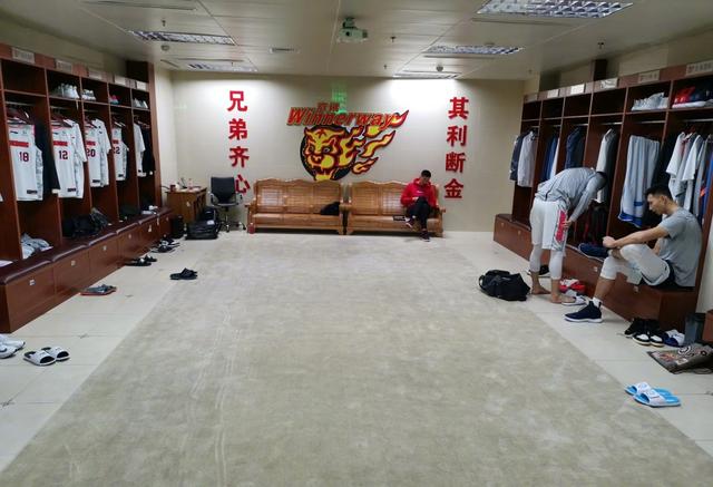 CBA广东队的更衣室,比想象的要低调,球队的标