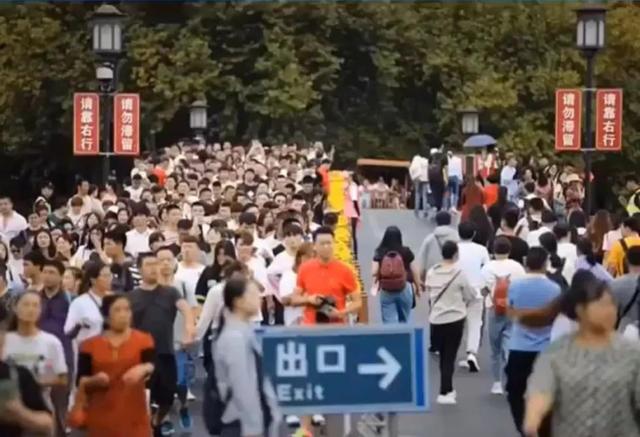 国庆西湖断桥变“人桥”,游客笑称:把wifi信号都挤断了休闲区蓝鸢梦想 - Www.slyday.coM 国庆西湖断桥变“人桥”,游客笑称:把wifi信号都挤断了休闲区蓝鸢梦想 - Www.slyday.coM