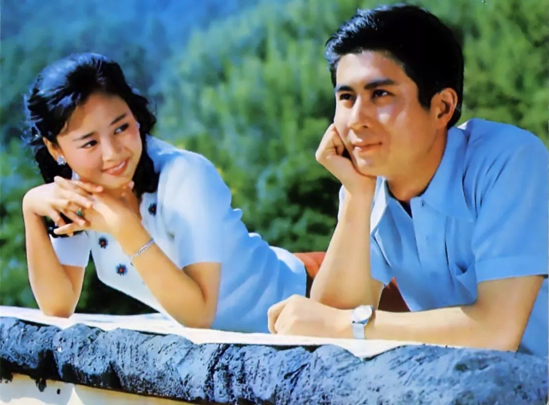 1980 年上映的《庐山恋》是文革后国内首部爱情主题的电影,出现了