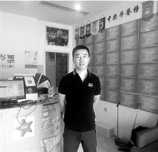 点击图片进入下一页资料图:何振东从爱好踢足球变身"足彩达人"近日,钱