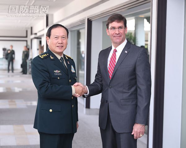  国务委员兼国防部长魏凤和在曼谷会见美国国防部长埃斯珀。（国防部网站）