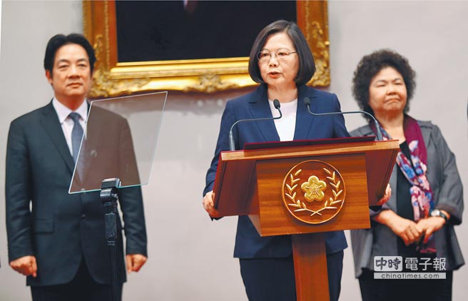赖清德(左)、陈菊(右)、蔡英文(中)。(图片来源:台湾“中时电子报”)