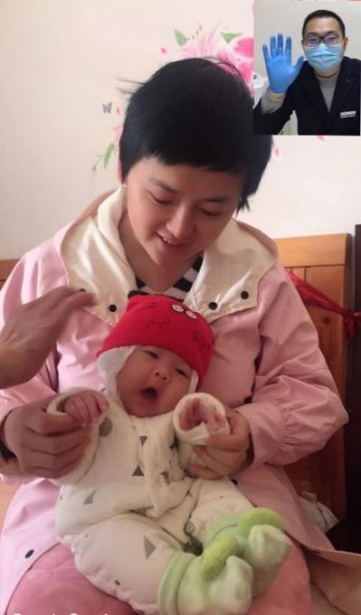 孙浩和妻子孩子视频聊天孙浩的手机屏保是女儿在襁褓中熟睡的样子.