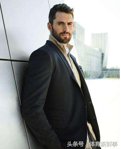 信赖的球员,曾经是也是单场30 30的球员,乐福穿西装简直是颜值爆表