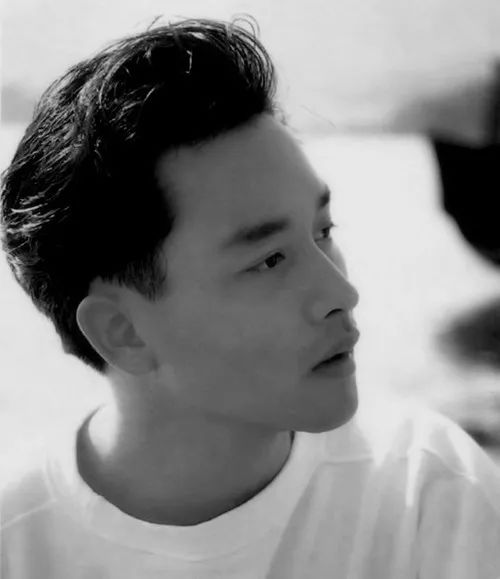 多少长大后神情倨傲的韩星,从那时起成为张国荣的迷弟迷妹,并拼命