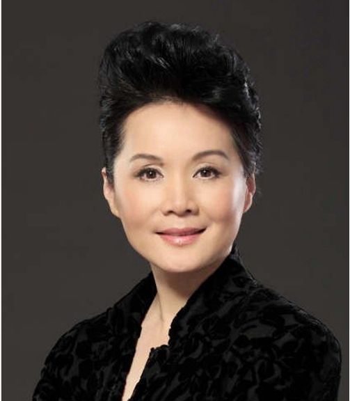 她出身名门,曾获飞天女主角,如今与初恋男友恩爱令人羡慕!