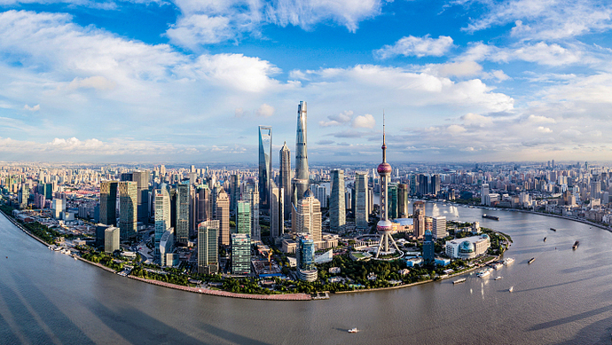 摘要:上海需要的脱胎换骨,既包括城市外在形态和格局,也包括内在的