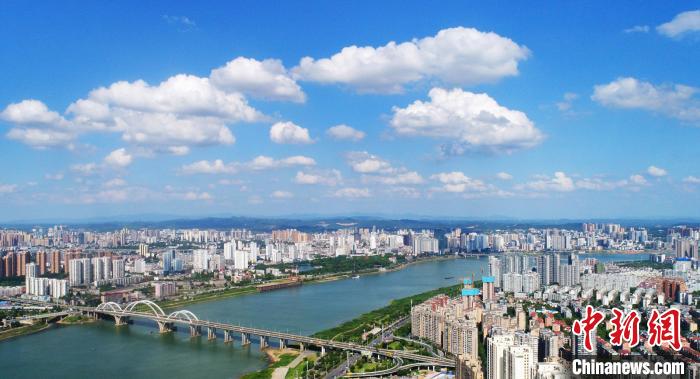 长沙株洲湘潭:长沙株洲湘潭将实施30项重点工作:推进三市一卡通 株洲市湘江两岸风光。株洲宣传供图