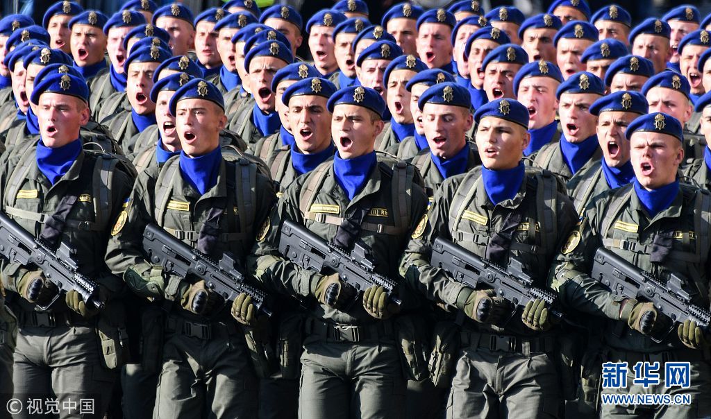 乌克兰举行独立日阅兵女兵英姿飒爽