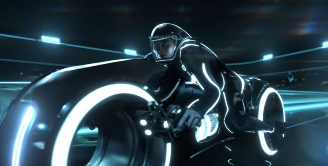 其实,《头号玩家》里的这台摩托还与1982年《电子世界争霸战》里的车