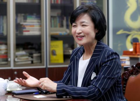 被问"做不做韩国第二个女总统" 朴槿惠老对手乐了