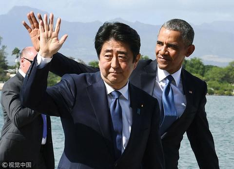  安倍与奥巴马悼念日本偷袭珍珠港事件遇难者（视觉中国）