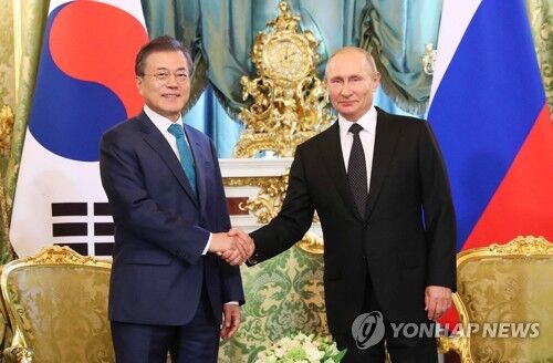 当地时间6月22日，韩国总统文在寅（左）同俄罗斯总统普京在莫斯科克里姆林宫握手合影。 来源：韩联社