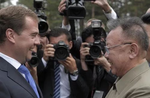  2011年8月24日，在俄罗斯布里亚特共和国首府乌兰乌德附近的军事基地，俄总统梅德韦杰夫（左）会见到访的朝鲜最高领导人金正日。新华社/俄新社