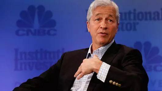 专家怼人果然有文化批特朗普关税猛药治不好逆差病反要了性命丨外媒说