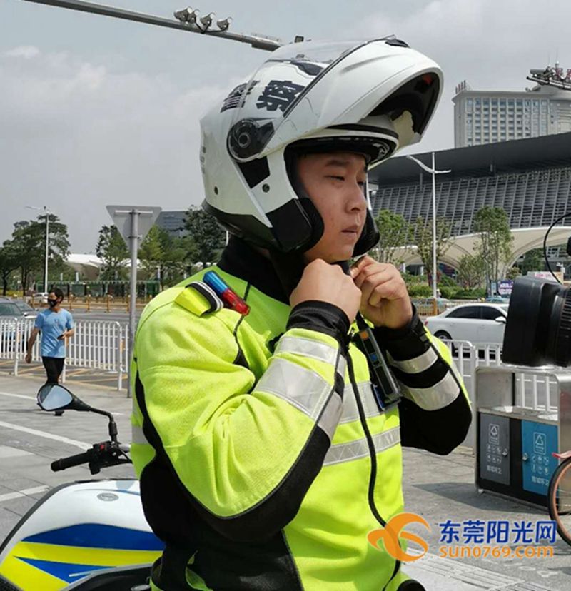头盔火了,交警叔叔教你怎么戴!|交警|驾驶人_新浪新闻