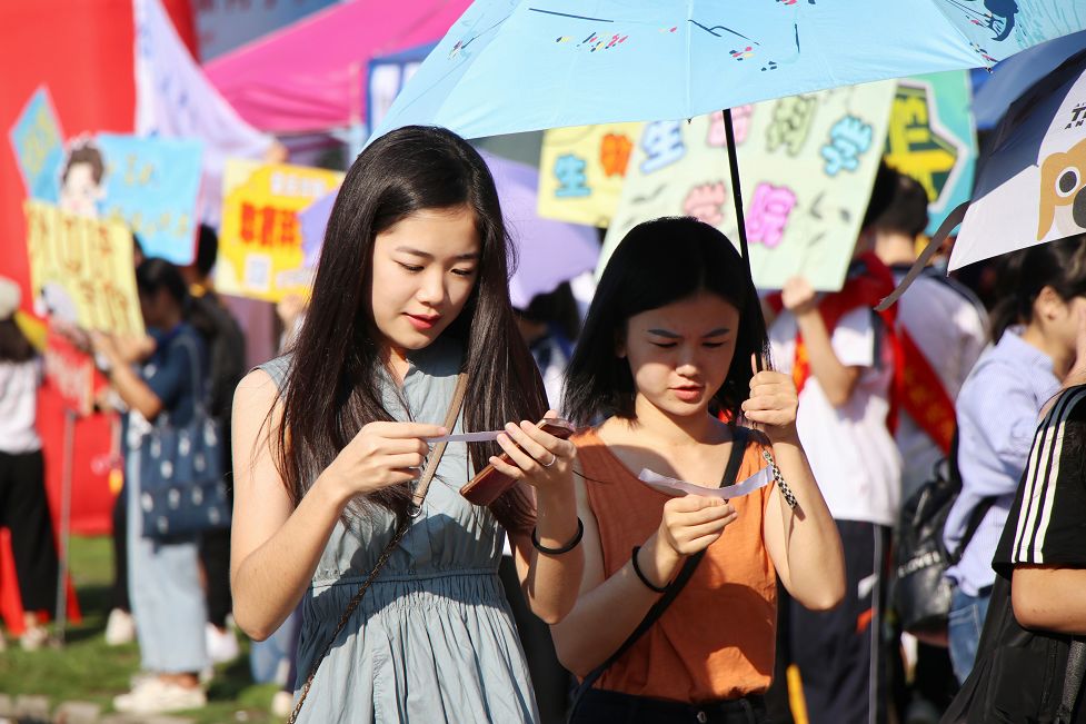 肇庆第一批00后大学生开学啦!颜值,装备大曝光
