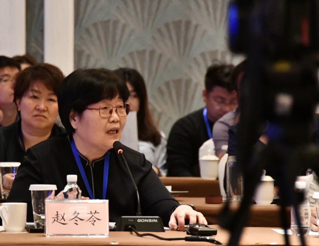 在座谈会上,著名编剧赵冬苓结合自身的经历,畅谈了山东影视产业下一步