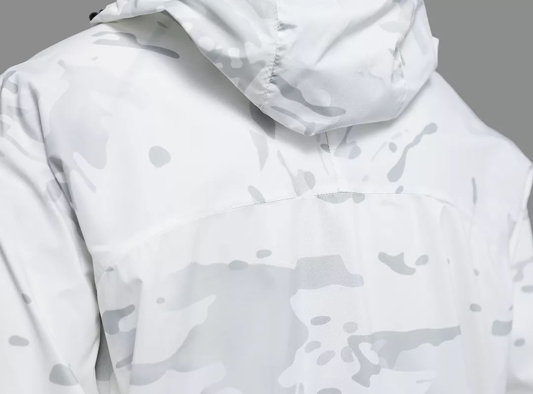 这什么骚操作烈日暴晒下穿一身雪地迷彩衣搞什么