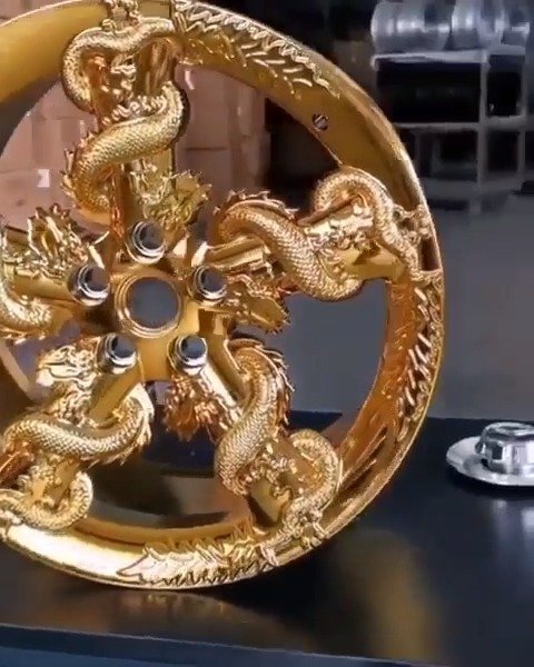 张越经常在抖音上耍的那台粤n11111金色劳斯莱斯轮毂是如何打造
