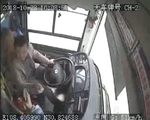 这是11月2日重庆万州公交车坠江事故原因新闻通气会上公布的坠江公交车监控录像截图。 新华社 图