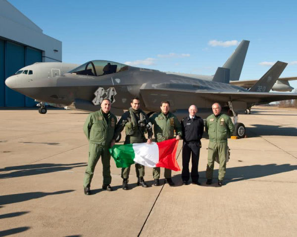  资料图片：意大利空军飞行员与F-35A战机合影。（图片来源于网络）