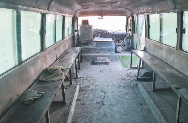 ▲2月24日，银漫矿业公司附近停放着一辆经改装的运送矿工的车辆，与事故通勤车同款。    新京报记者 王飞 摄
