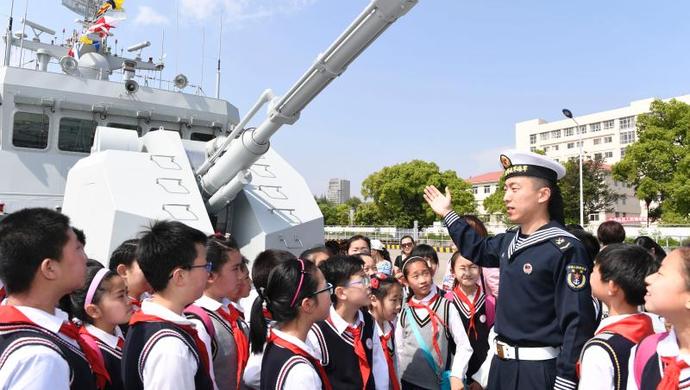 驻沪海军举办军营开放日,庆祝人民海军成立69周年