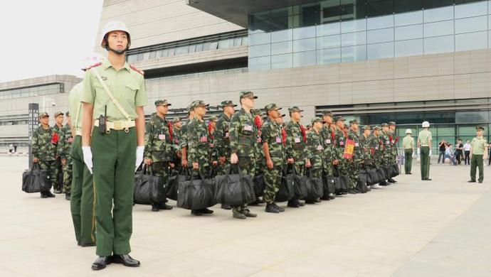 妈我到部队了上海武警迎来2018年首批新兵入营