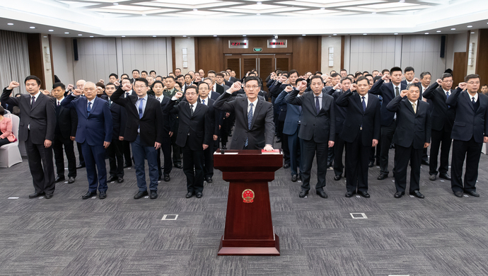 上海市政府任命的96位国家工作人员进行宪法宣誓应勇市长监誓并讲话