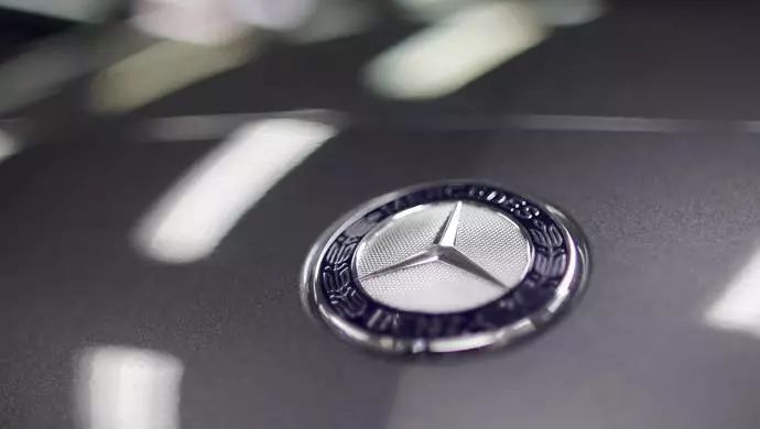 奔驰女车主哭诉维权事件,金融服务费为何成为