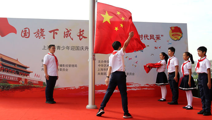 国旗下成长沪上青少年这样圆升旗梦表爱国情