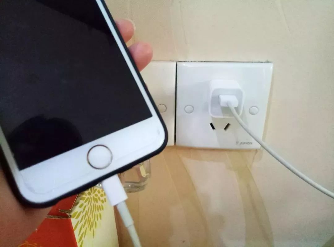 充电器一天不拔,后果有多严重,很多人都还不知道.