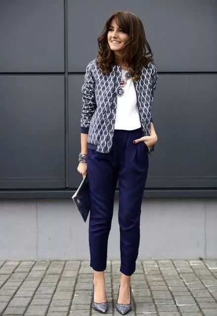 尖头鞋搭短裙短裙与尖头鞋的搭配,性感迷人,凸显小女人味儿.