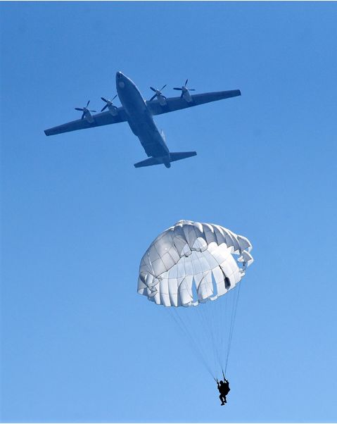震撼!空降兵唯一机械化作战力量昼夜集群伞降