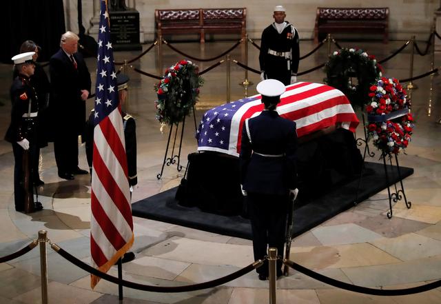 国会山,现任总统特朗普出席了布什总统的葬礼 图源:国防部美国海军大