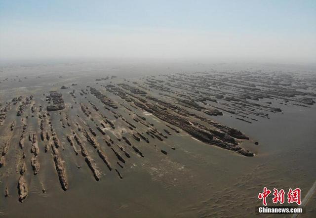 航拍甘肃敦煌雅丹地貌西海舰队景观如万舰出海