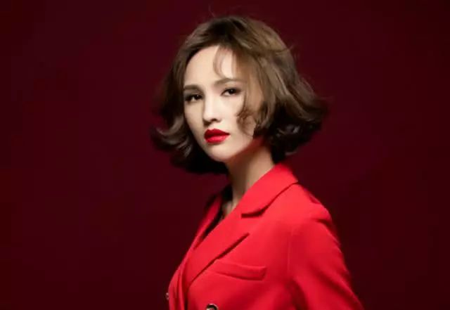 不知道,明莉出生于山东省济宁市一个普通家庭,实际上她的原名叫赵明莉