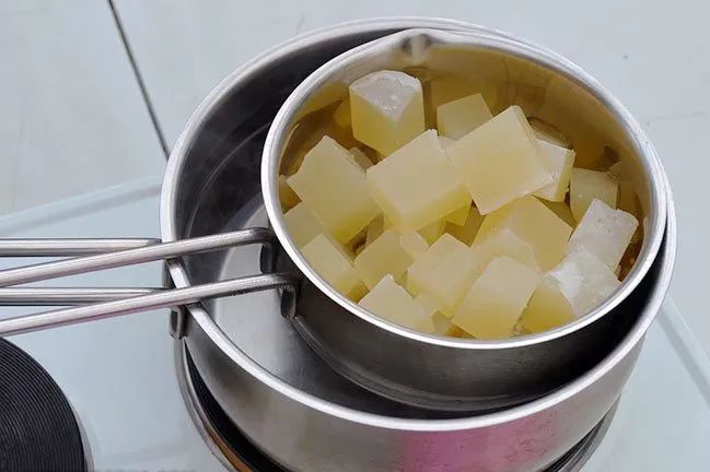 隔水加热肥皂块(或者皂基),直至完全融化成液体状.