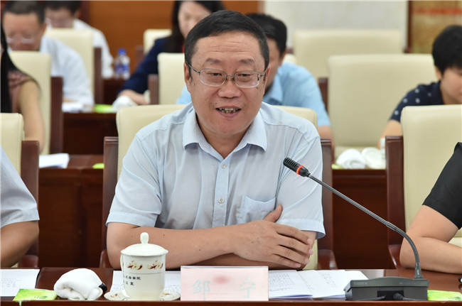 从左至右依次是:祝淑钗,李晓林,王连灵从左至右依次是:张富民,王学斌