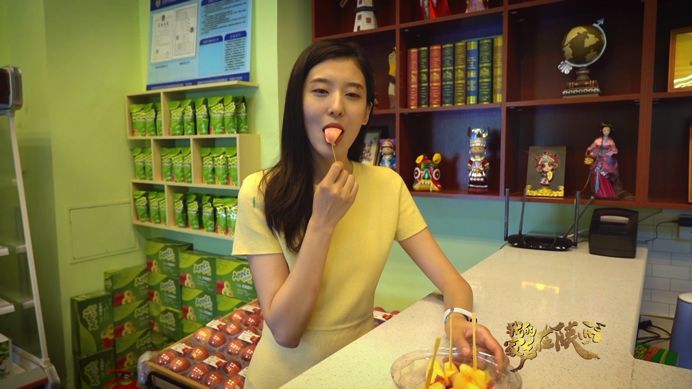 主持人田甜和北京市民们一起品尝延安苹果.