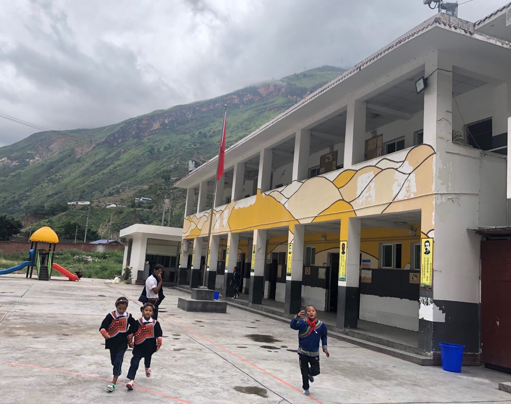 悬崖村小学开学知识天梯铺就成才路