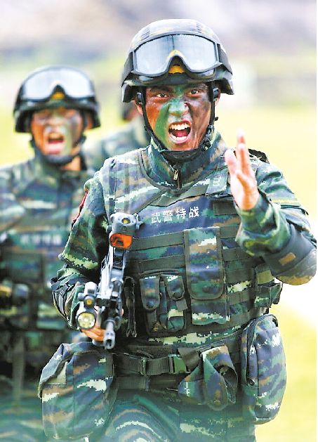 当兵13年荣立一等功这名特战尖兵曾带队捣毁毒贩老巢时代精兵第106期