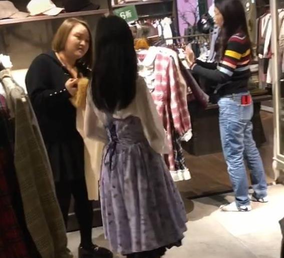 徐峥陶虹带女儿购物,11岁星二代徐小宝基因强,身高美颜直追妈妈