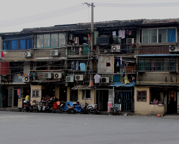 有范志毅签名足球等老物件的展览,藏着老上海人的生活记忆