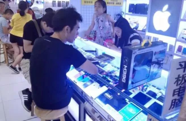苹果手机价格暴跌拖累华强北 二手手机卖家没